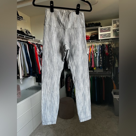 Lululemon Wunder Under Hi-Rise 7/8 Tight - 25" inseam - size 6 - Picture 3 of 6